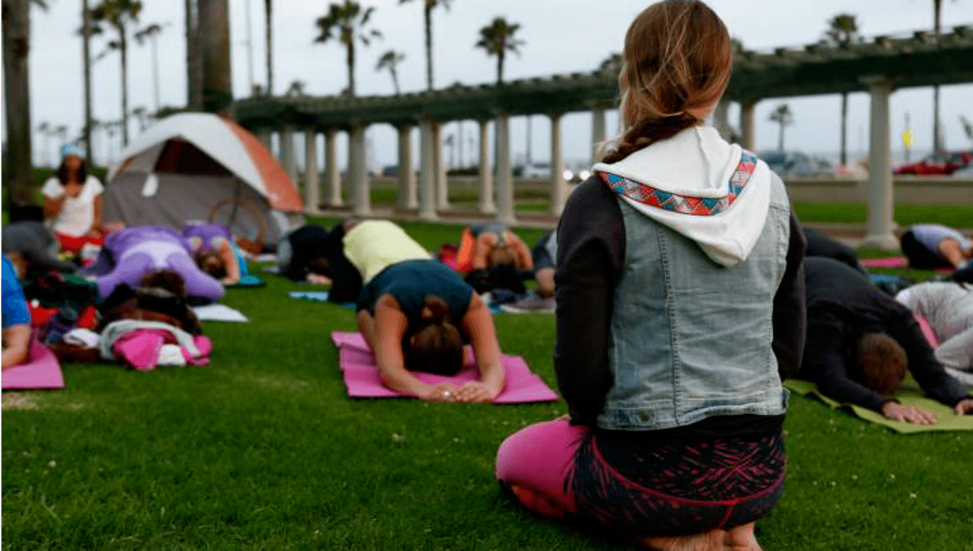 mary beth larue in front out outdoor yoga class in los angeles